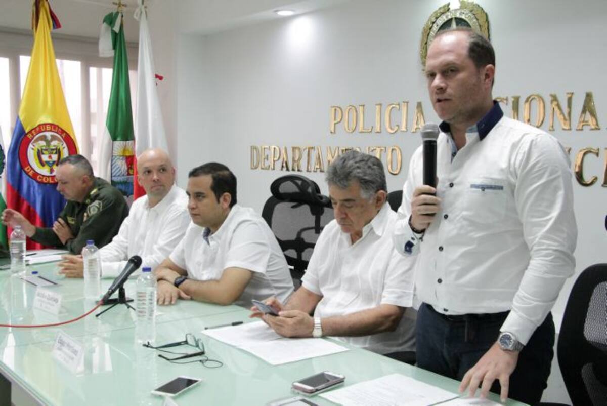 El viceministro del Interior, Héctor Olimpo Espinosa; el gobernador de Sucre, Edgar Martínez y el alcalde de Sincelejo, Jacobo Quessep, durante el acto inaugural. MANUEL SANTIAGO PÉREZ/EL UNIVERSAL/