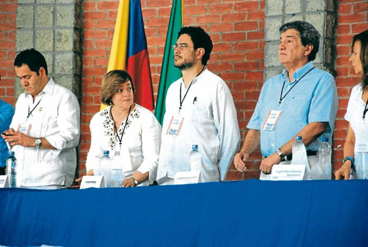 El representante Iván Cepeda y el presidente de la comisión de paz del senado José Eduardo Géchen Turbay durante la Mesa Regional en Sincelejo. CORTESÍA/