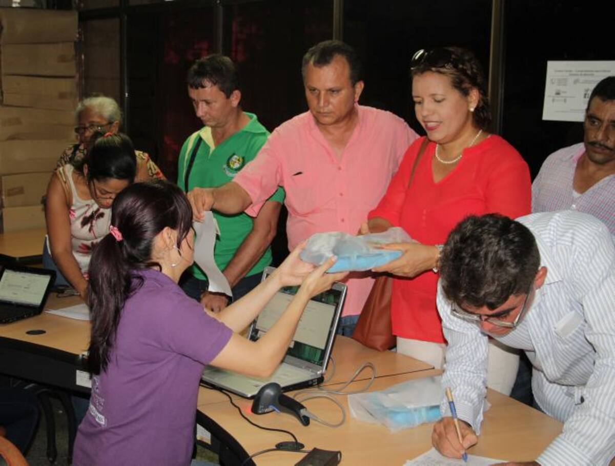 La entrega de tabletas se cumplió en la oficina Red Sucre de la Gobernación. MANUEL SANTIAGO PÉREZ7EL UNIVERSAL.