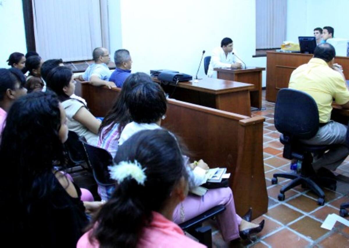 La audiencia comenzó a las 8:40 a.m. y terminó 8 horas después. El italiano y sus dos empleadas fueron condenados por tres delitos.