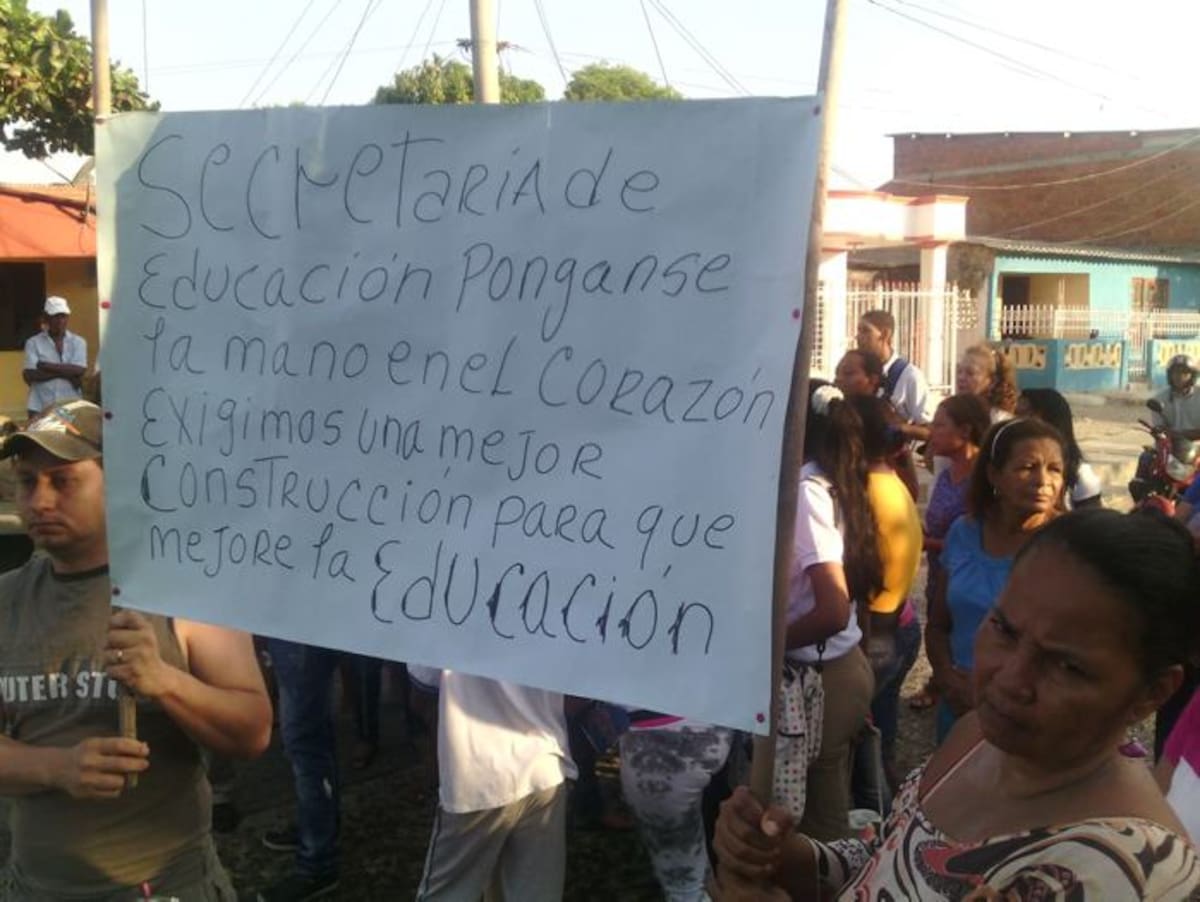 Protesta de padres de familia de la Institución Educativa José de la Vega. JULIO CASTAÑO-EL UNIVERSAL