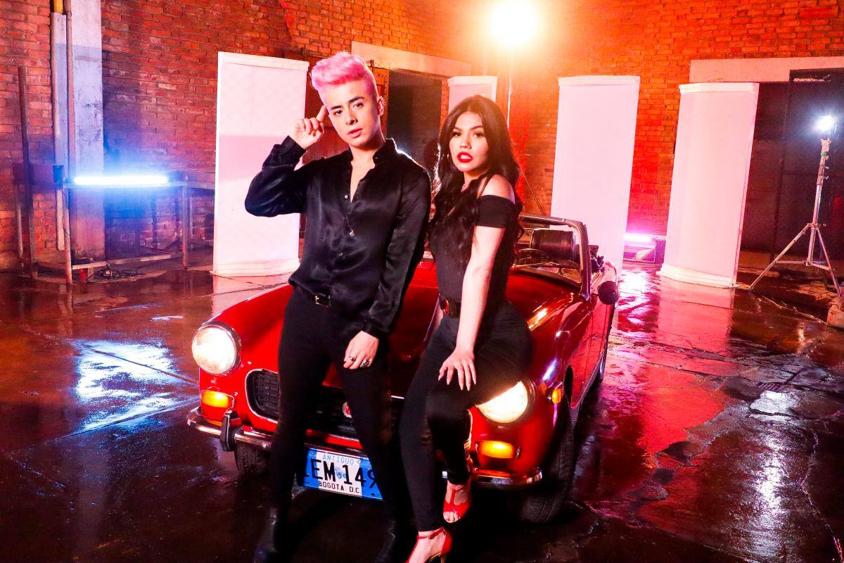 Al lado de Mariana, Javier Ramírez interpreta “Carrito rojo”, lo más reciente de su propuesta musical. FOTO CORTESÍA SONY MUSIC