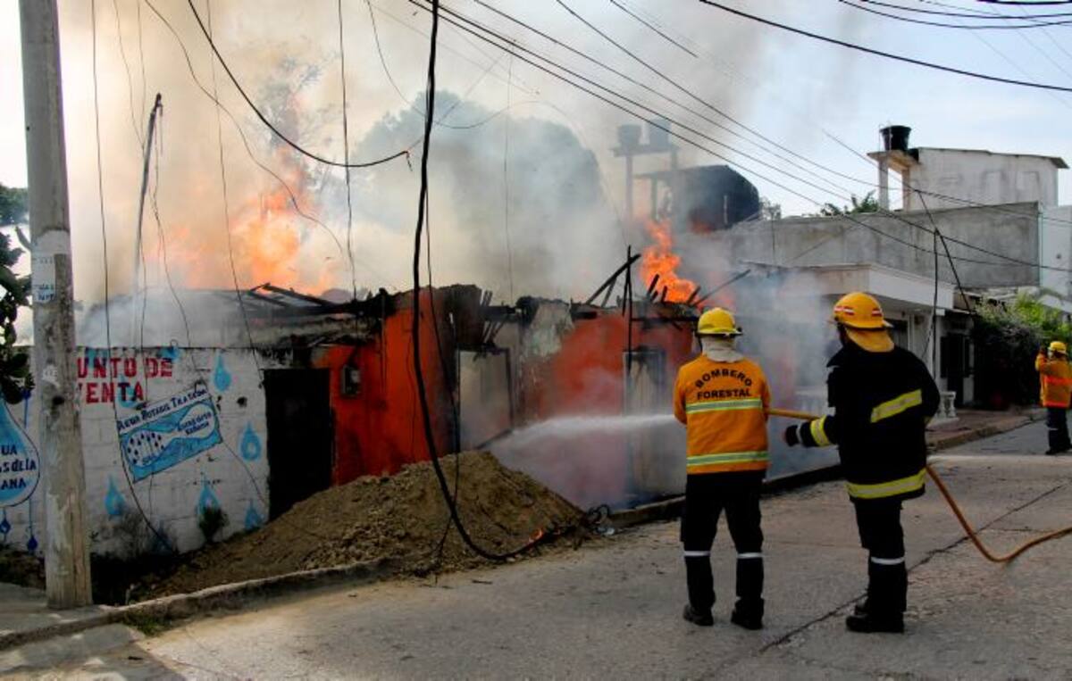 La vivienda se encontraba, por fortuna, desocupada en el momento del incendio, pero la familia perdió todos sus enseres. MANUEL SANTIAGO PÉREZ/EL UNIVERSAL