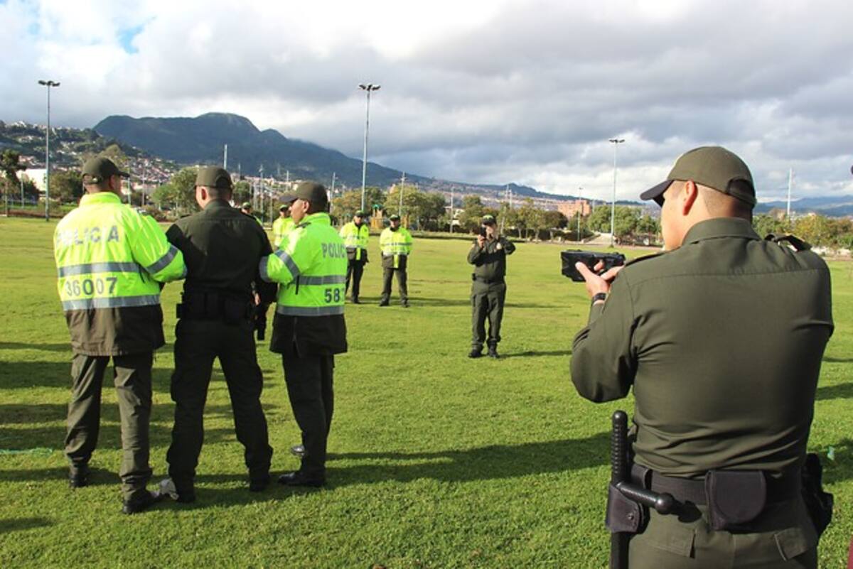 Son 100 dispositivos de disparo eléctrico (taser) para los miembros de la Policía de los diferentes cuadrantes de Bogotá. COLPRENSA