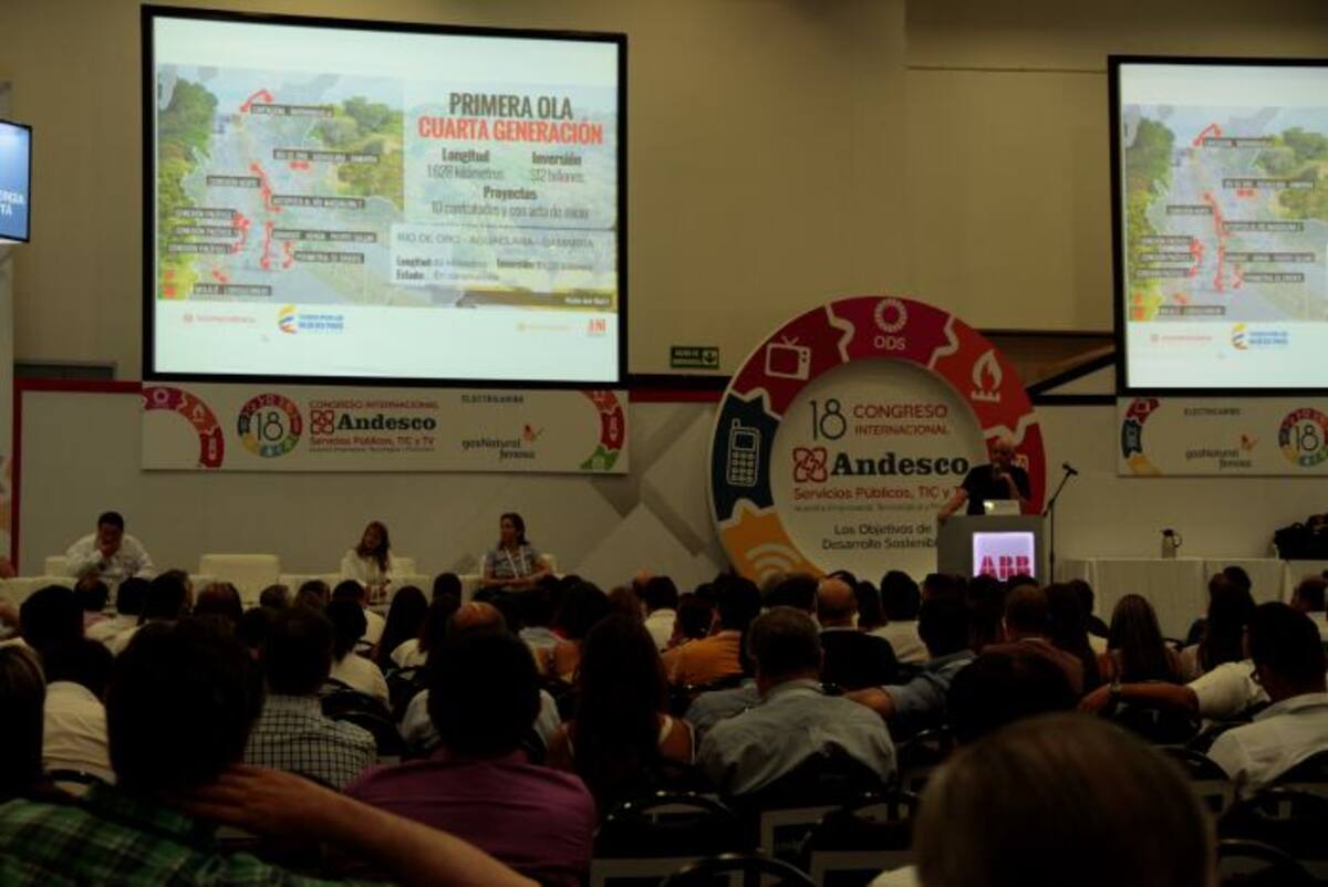 El Vicepresidente presentó algunas de las vías que hacen parte del proyecto billonario que lo catalogó como el “mas ambicioso de la historia de nuestro país”. Zenia Valdelamar.