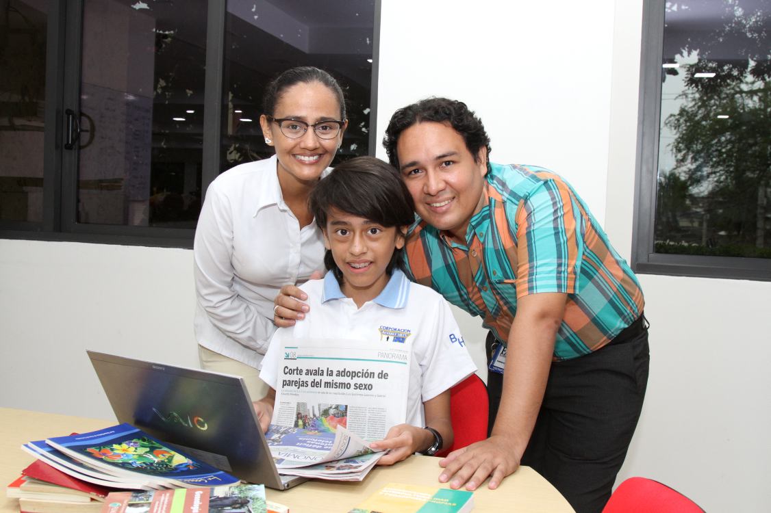 Sebastián, con sus padres, Carolina Taboada y John Jairo Mora.