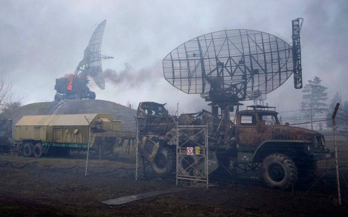 Sistemas de radar dañados y otro equipamiento se ve en una instalación militar ucraniana a las afueras de Mariupol, Ucrania. //AP