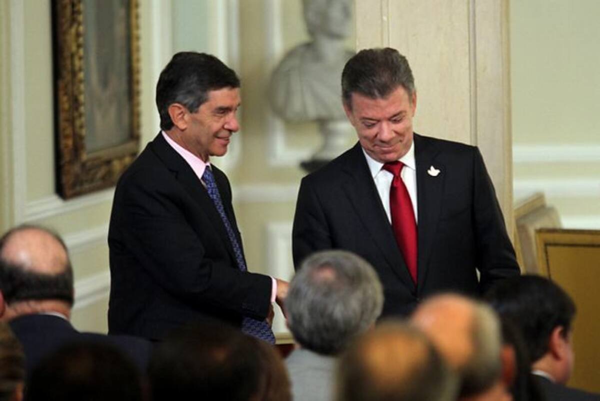 En la casa de Nariño, el Presidente de la República, Juan Manuel Santos posesionó al nuevo ministro consejero de Posconflicto, Derechos Humanos y Seguridad, Rafael Pardo. COLPRENSA