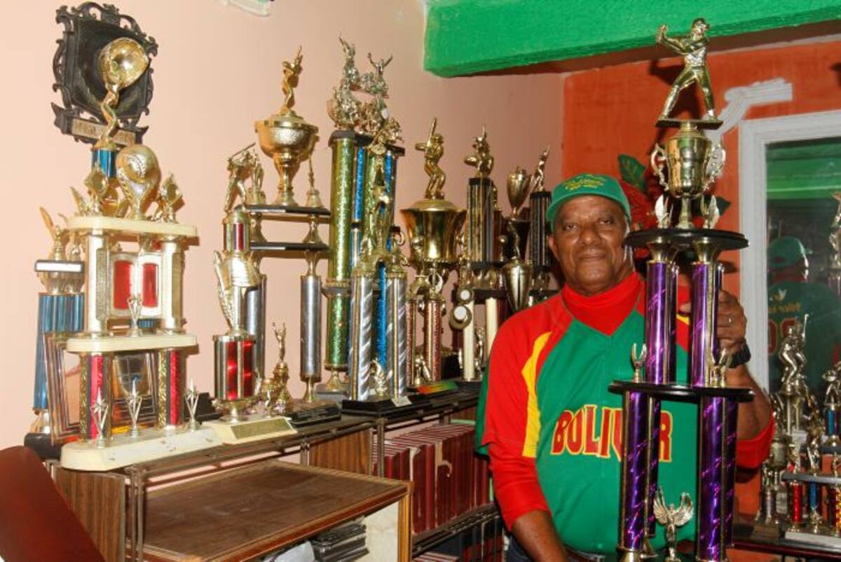 Nelson Blanco conserva en su casa los innumerables trofeos que ha ganado como entrenador de su escuela y de Selecciones Bolívar. Claudia Fortich.