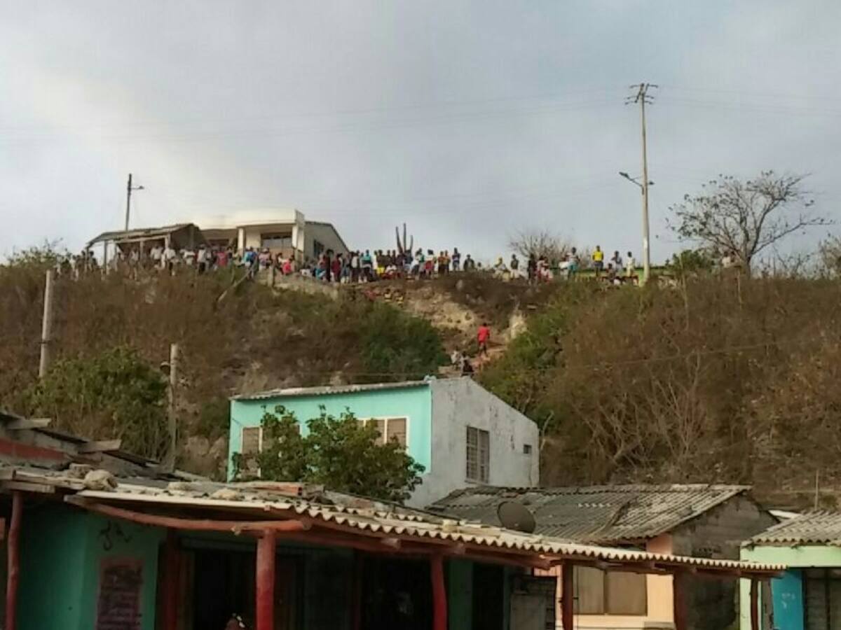 Manifestación de habitantes de Tierrabomba en el Comando de la Policía. CORTESÍA
