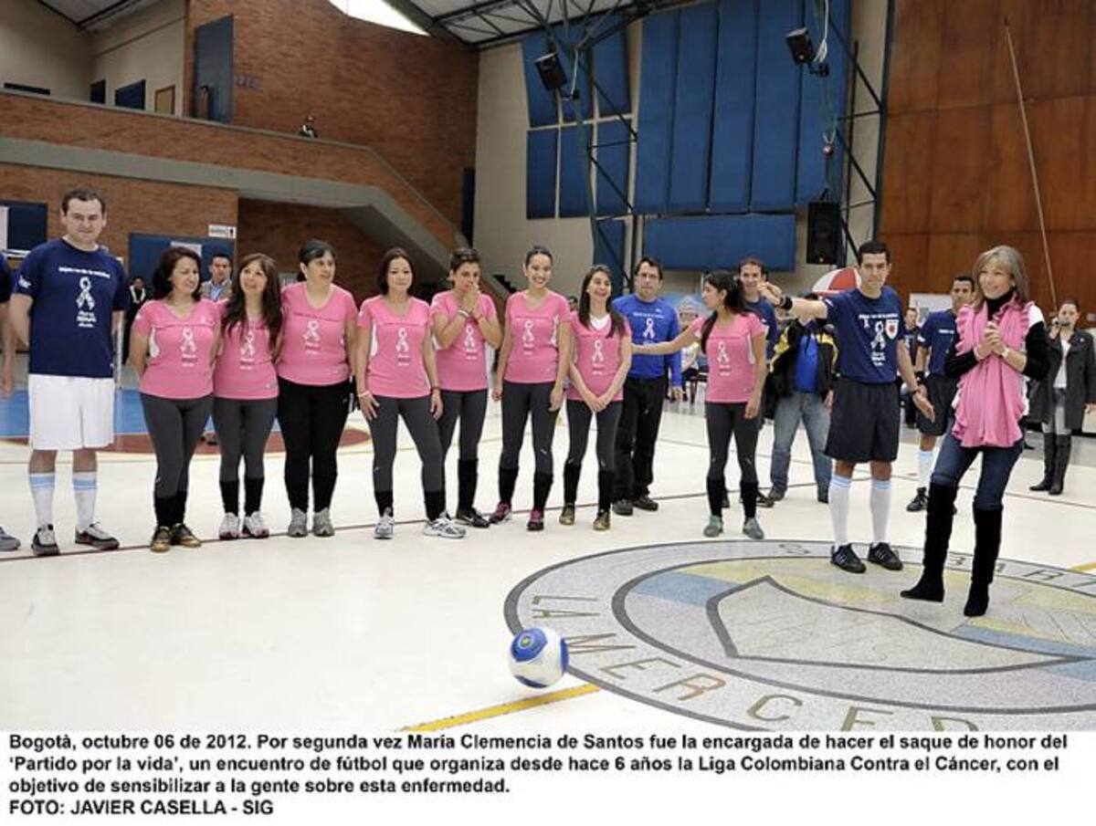 Maria Clemencia Rodríguez de Santos durante el ‘Partido por la vida’ que organiza la Liga Colombiana contra el Cáncer, con el objetivo de sensibilizar a la gente sobre esta enfermedad. COLPRENSA