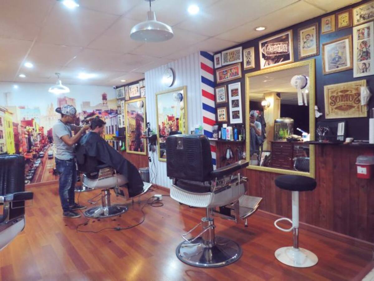 Original Barber By majestic. Ubicada en la avenida del Consulado, frente al CC La Castellana. Es una barbería modernizada, con un aire 'hipster' que se destaca por un ambiente agradable, alegre. SHARIK ESTRADA