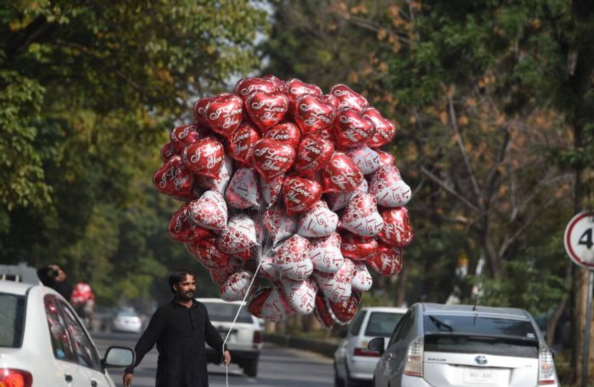 Vendedores de rosas, globos y ositos de peluche dijeron que tuvieron menos clientes que en años previos. AFP FAROOQ NAEEM