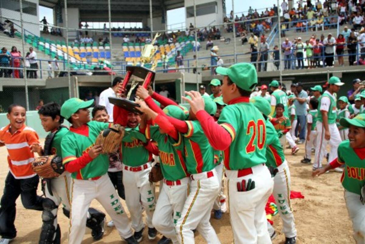 Los peloteritos de Bolívar Preinfantil durante la vuelta olimpica festejando su título alcanzado ayer. Óscar Díaz Acosta-El Universal