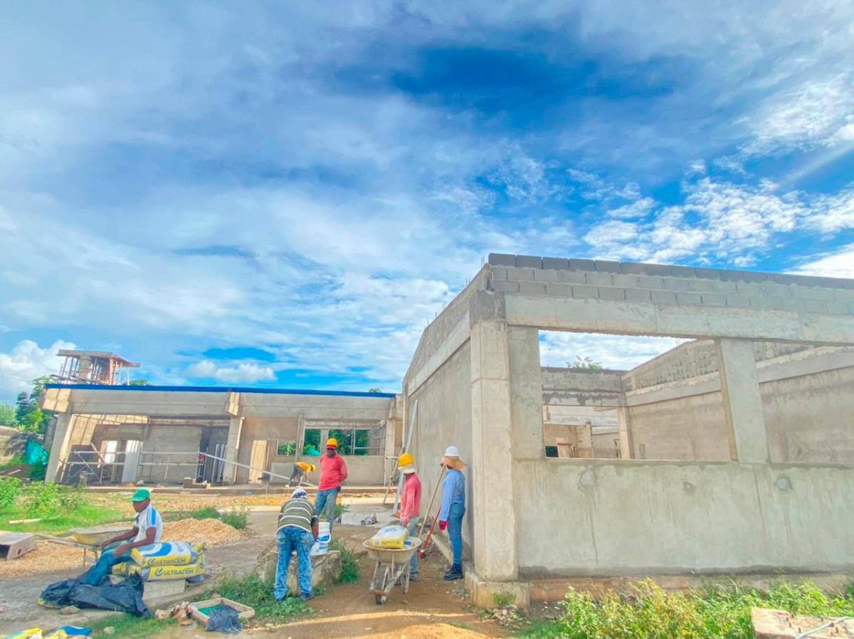 Pinturas, pisos, techos, ventanas, etc, faltan para terminar las labores de construcción de algunos salones nuevos.