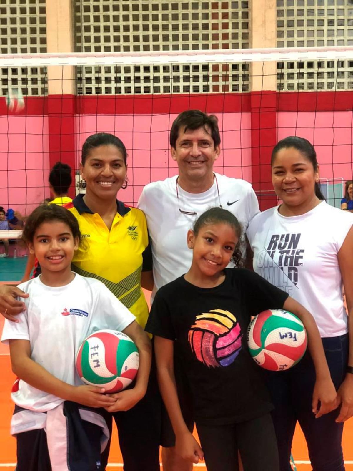 José Polchlopeck, junto a Helen García (izquierda) y Denise Barrios, han ayudado a escribir la historia de Bolívar en el voleibol.