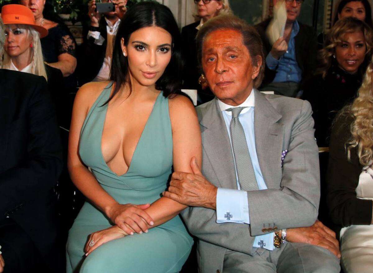 Kim Kardashian estuvo en primera fila junto al diseñador Valentino, observando la nueva colección de su casa de modas.