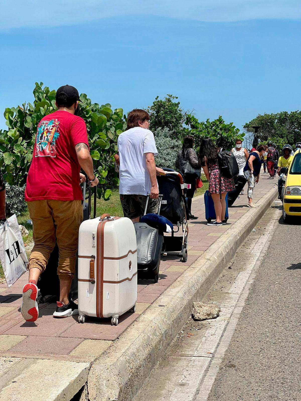 Los turistas afectados, por el momento están a la espera de transportes para llegar al aeropuerto. // El Universal.