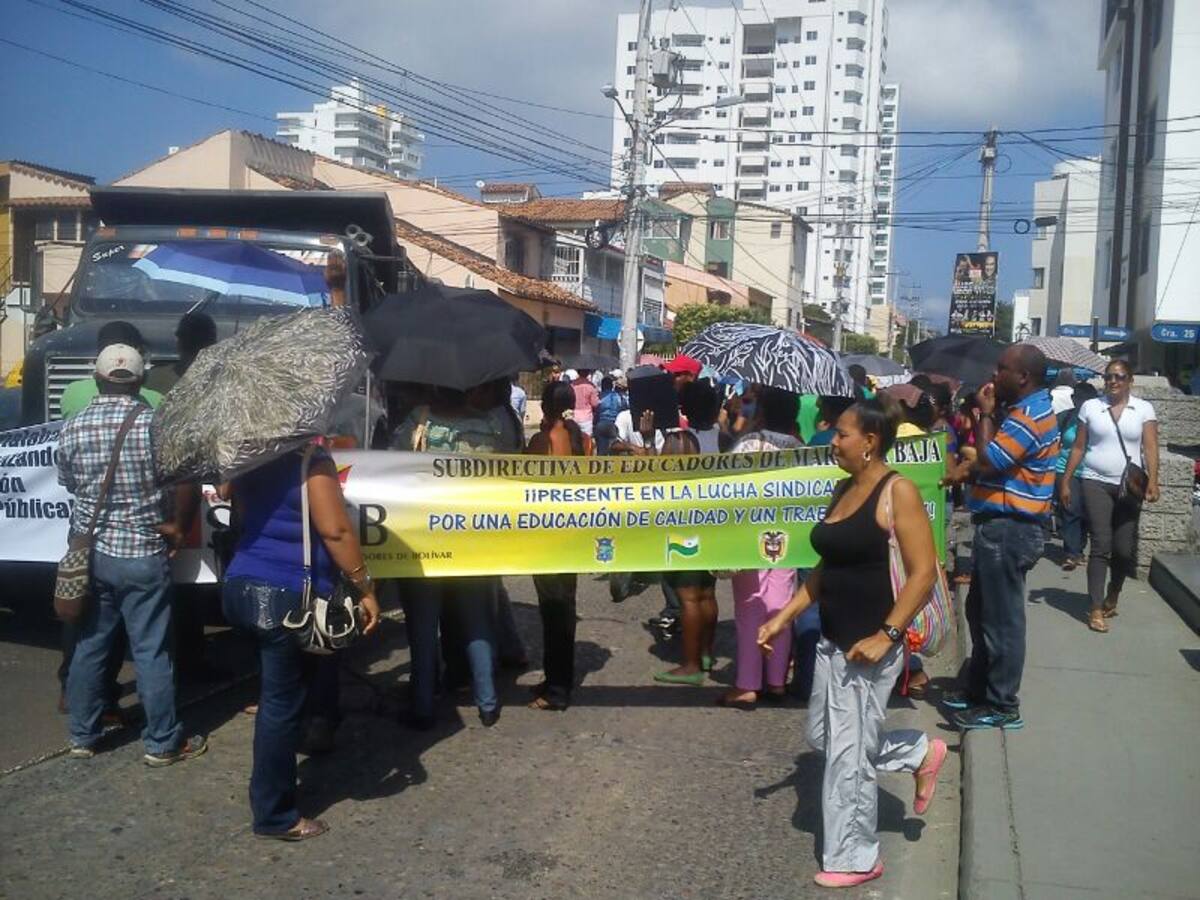 La manifestación se realiza frente a las instalaciones de la Gobernación de Bolívar en Manga. EL UNIVERSAL
