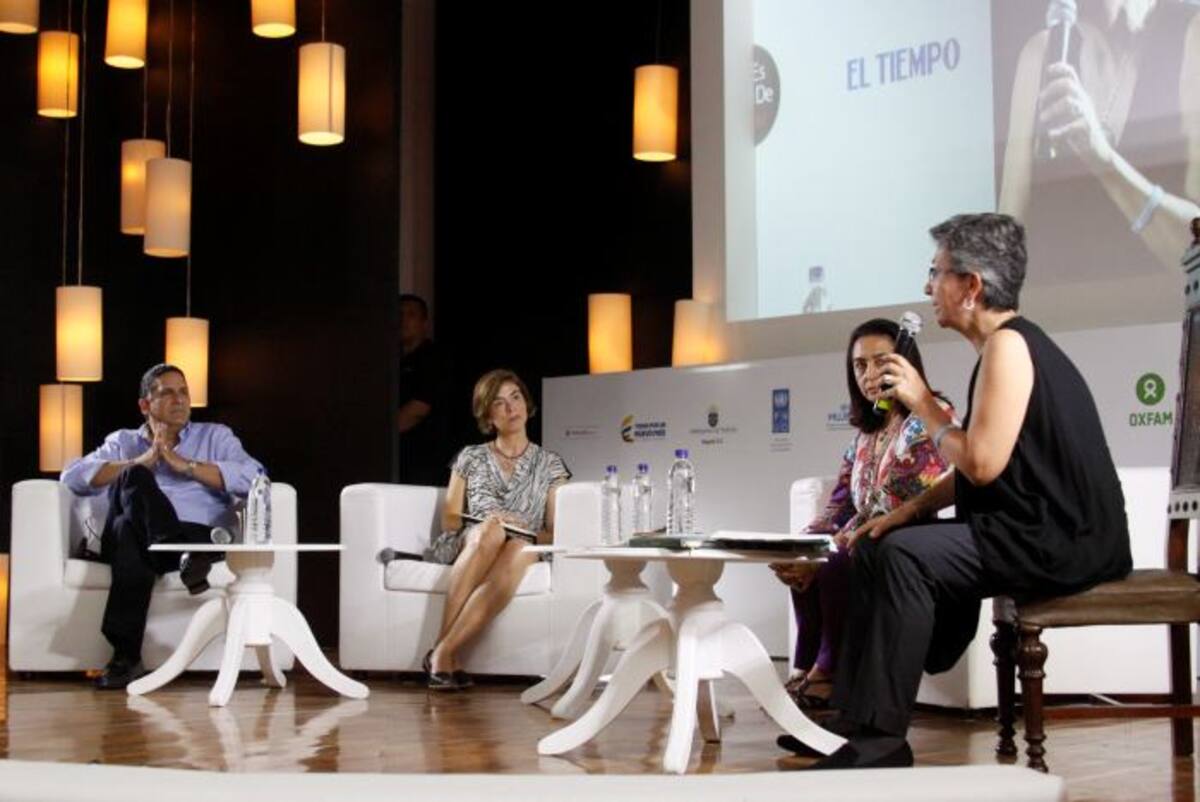 El gobernador de Bolívar, Juan Carlos Gossaín; la representante de ONU Mujeres en Colombia, Belén Sanz; y la directora de la Unidad de Víctimas, Paula Gaviria; participaron en el foro. LORENA HENRÍQUEZ LABORDE