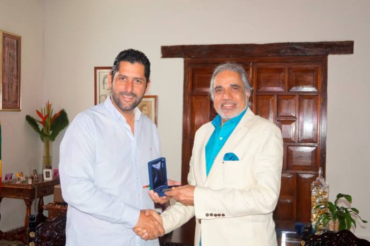 El alcalde, Dionisio Vélez, entrega las llaves de la ciudad a Vinod Agarwal.