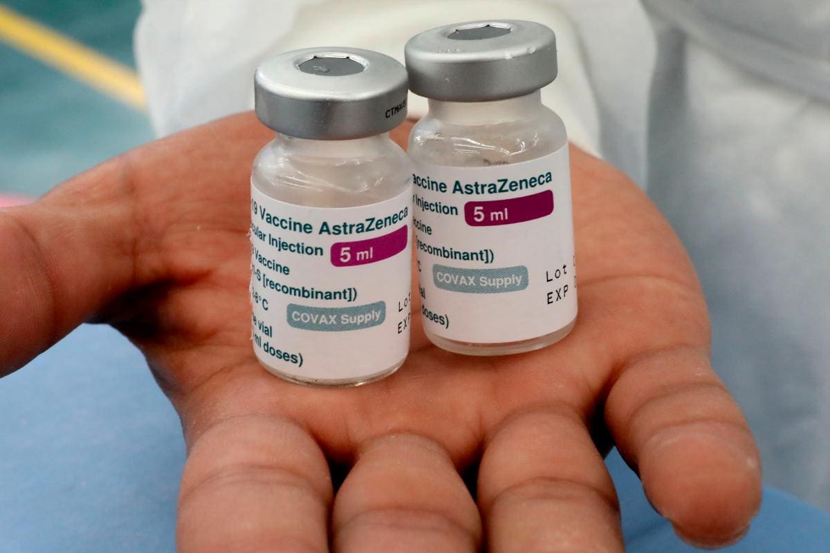 La píldora implica más riesgo de trombos que vacunarse contra el COVID