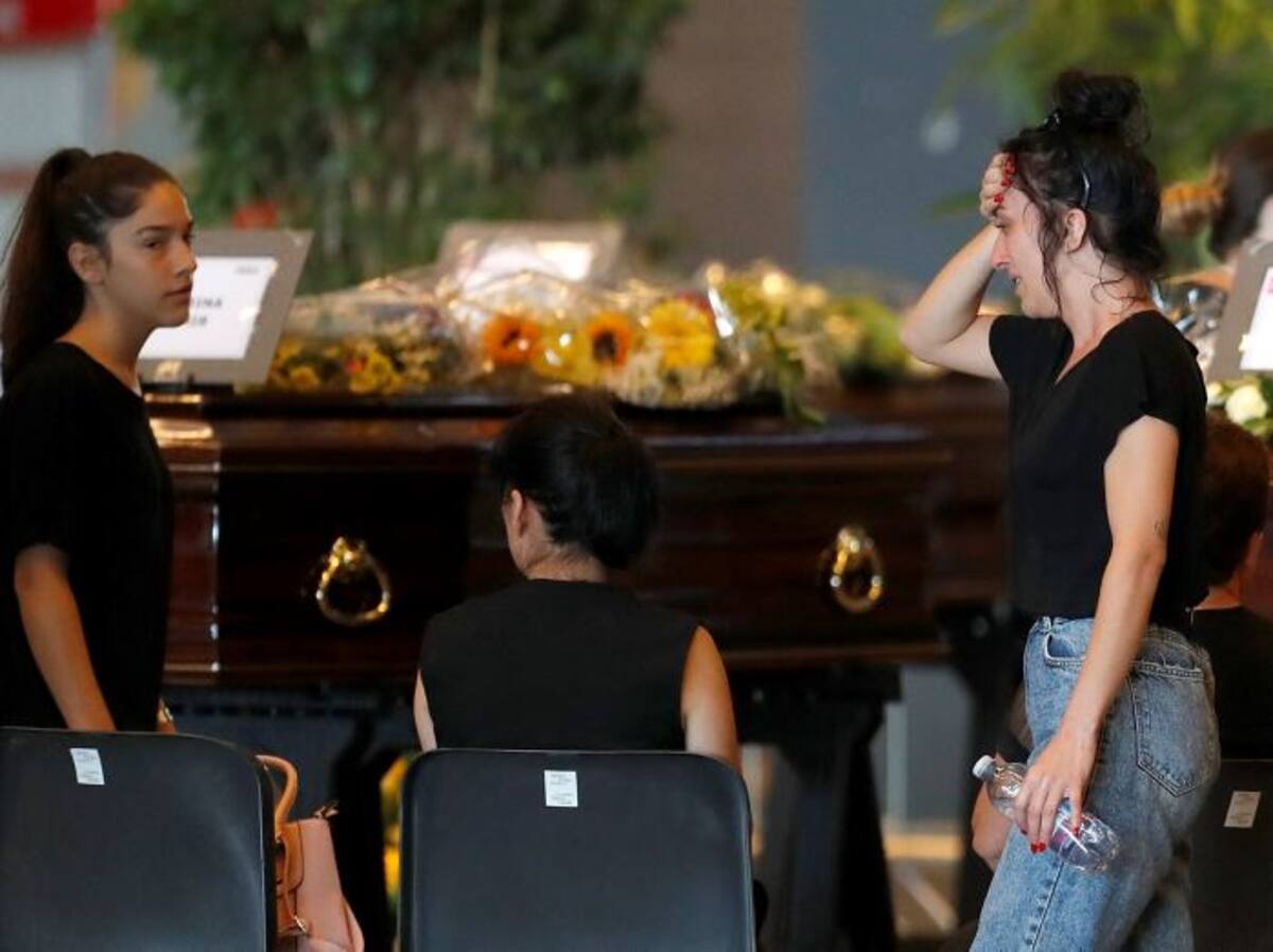 Una mujer llora a una de las víctima de un puente de autopista derrumbado, en el centro de exposiciones Fiera de Génova. AP Antonio Calanni