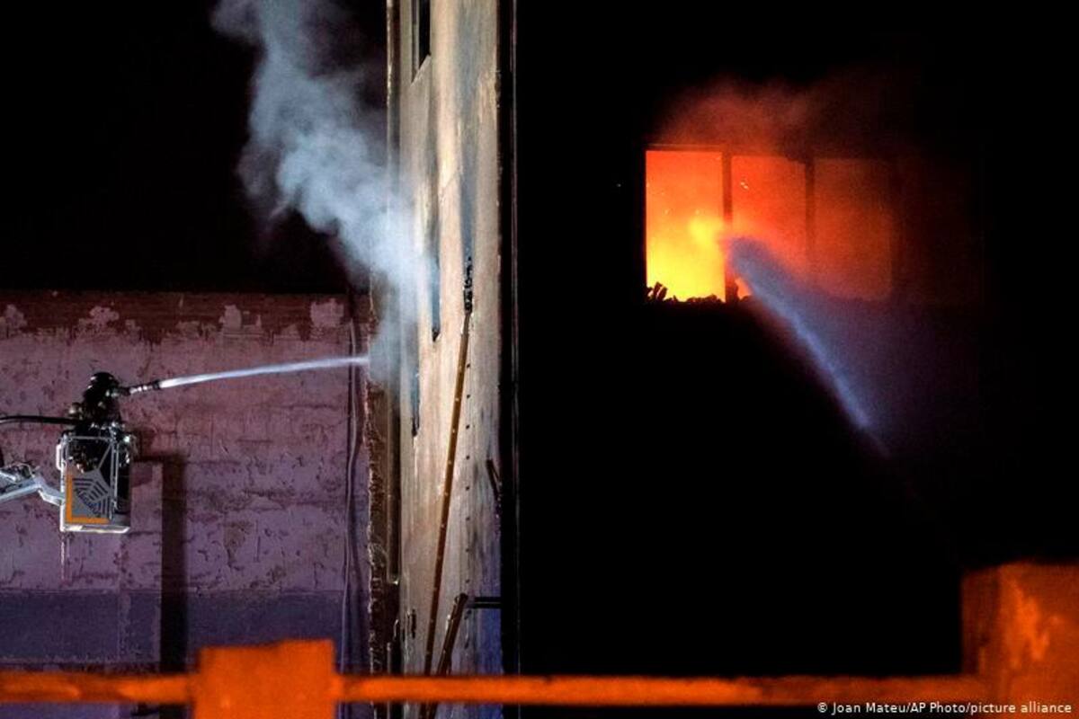 España: Incendio en nave industrial deja muertos y heridos en Cataluña