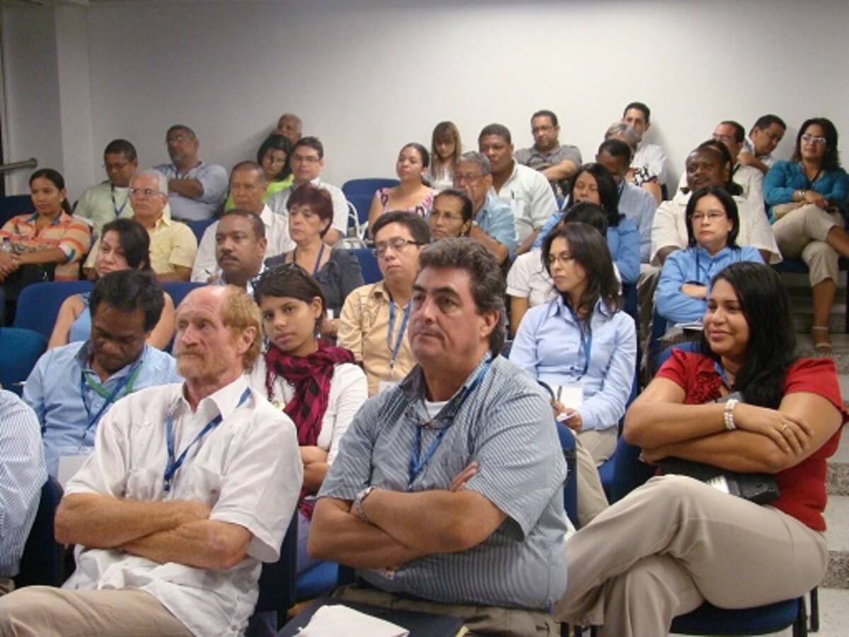 Muy atentos estuvieron los asistentes al auditorio del Tecnológico Comfenalco, durante el conversatorio sobre las alianzas entre el sector educativo y el productivo. CORTESÍA