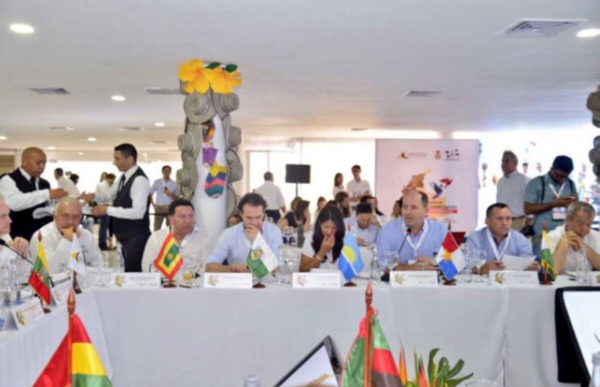 la foto que generó los comentarios en las redes sociales. El alcalde Manolo Duque aparece sentado al lado del alcalde de Medellín, Federico Gutiérrez