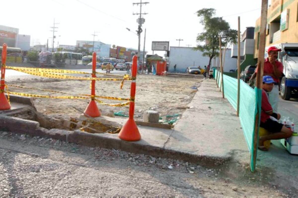Los inconvenientes en el tramo de Bazurto podrían impedir su terminación en el tiempo previsto y por tanto causar afectar más al comercio formal y la movilidad en este sector neurálgico de Cartagena. ZENIA VALDELAMAR – EL UNIVERSAL