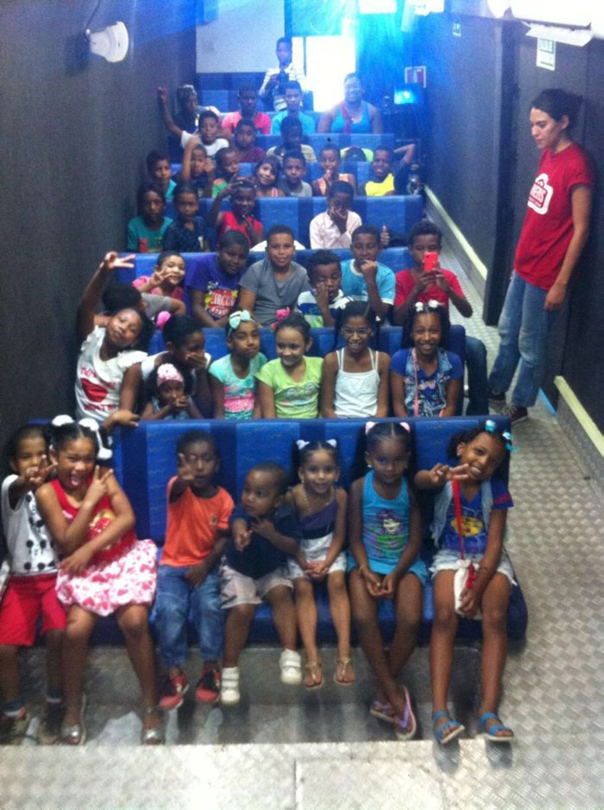Treinta niños tuvieron la experiencia de aprender sobre diversidad a través de cortos proyectados al interior del bus. CORTESÍA