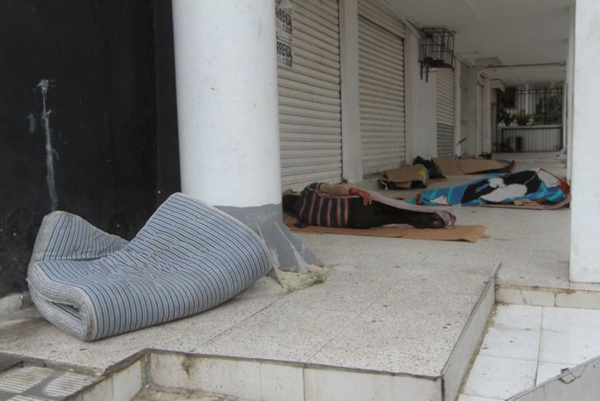 Venezolanos durmiendo en pasillos de un edificio en el barrio Los Ángeles. Luis Eduardo Herrán