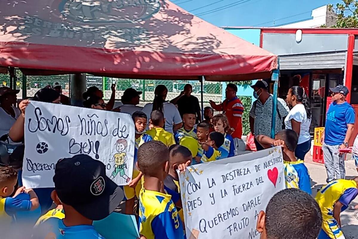 ¿Béisbol sí y fútbol no? Protesta en el campo de Martínez Martelo