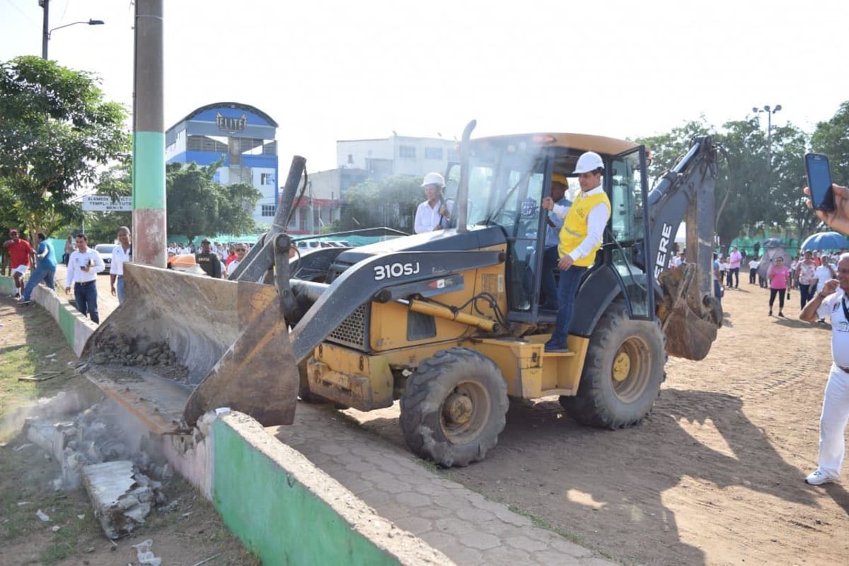 La Gobernación de Bolívar iniciaron los trabajos en las canchas de fútbol de Alameda la Victoria. "Dos de ellas serán sintéticas. La obra será entregada en diciembre". dijo Dumek Turbay, gobernador de Bolívar. Cortesía