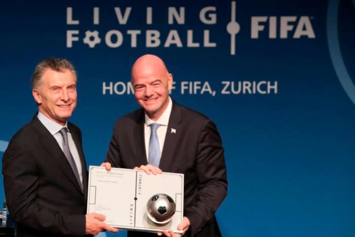 La FIFA premia al presidente argentino Macri por su promoción del fútbol