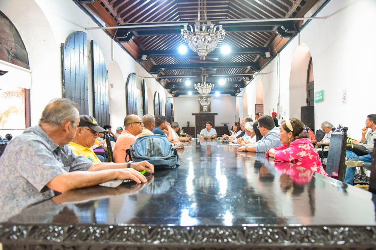 Firman acuerdo para aumentar salarios de empleados de la Alcaldía