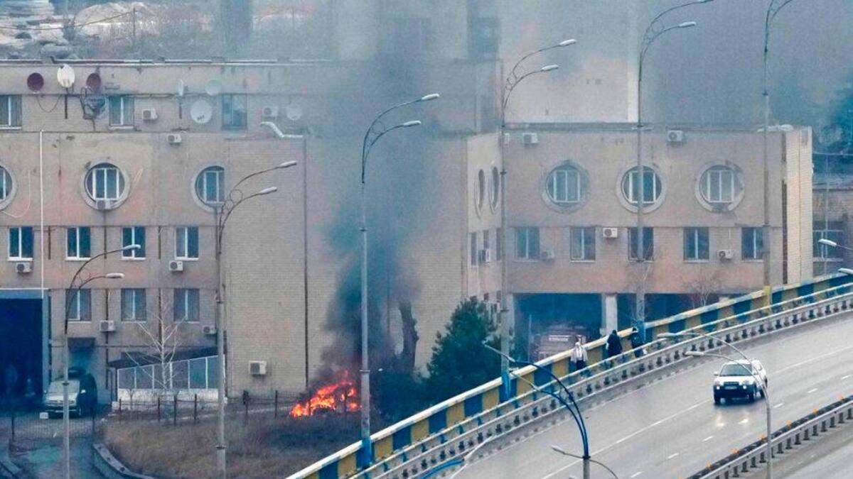 El humo y las llamas se elevan cerca de un edificio militar después de un aparente ataque ruso en Kiev, Ucrania. //AP