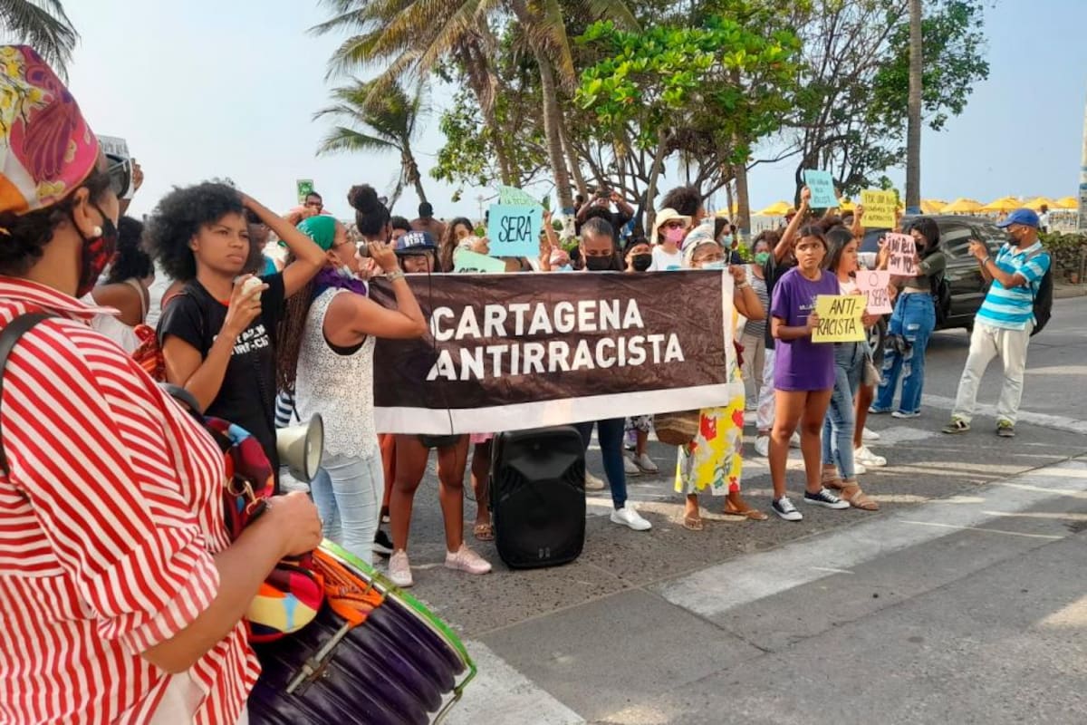 Realizan plantón contra el racismo frente al hotel Cartagena Plaza
