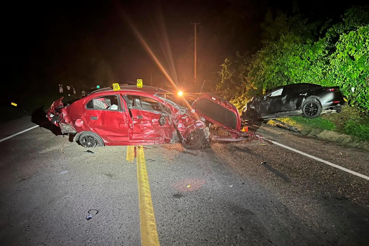 Terrible choque de carros deja una mujer muerta y 6 heridos