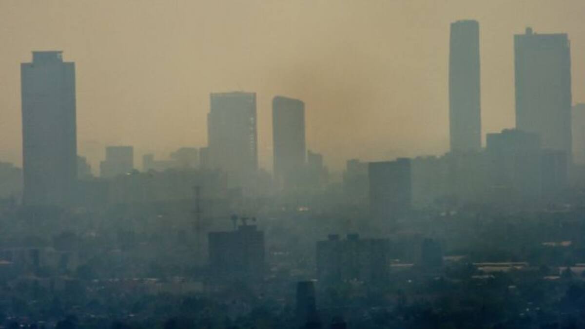 La lluvia permite reducir la contaminación en Santiago en los meses de otoño e invierno austral. AFP
