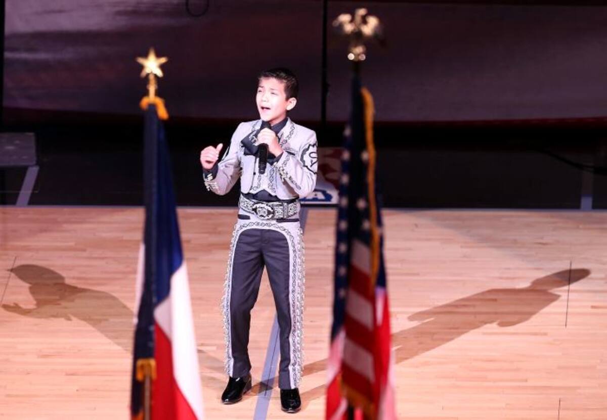 Sebastien De La Cruz, de 11 años, desató una ola de racismo por las redes sociales, al cantar el himno mexicano vestido de mariachi en la final de NBA. AFP