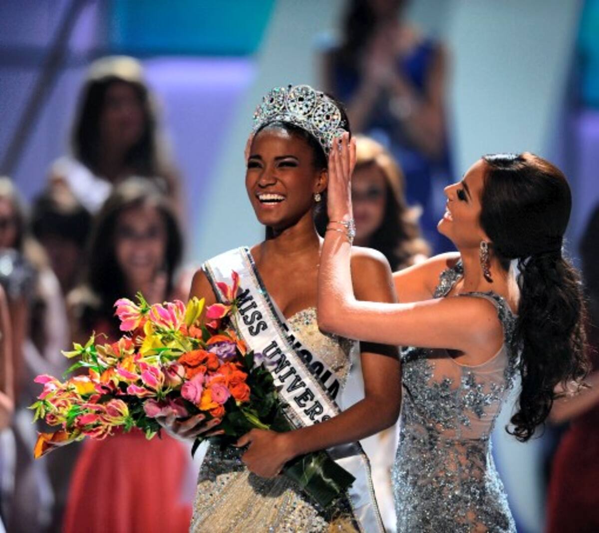 Leila Lopes, de Angola, recibió la corona de manos de Miss Universo 2010, Ximena Navarrete.