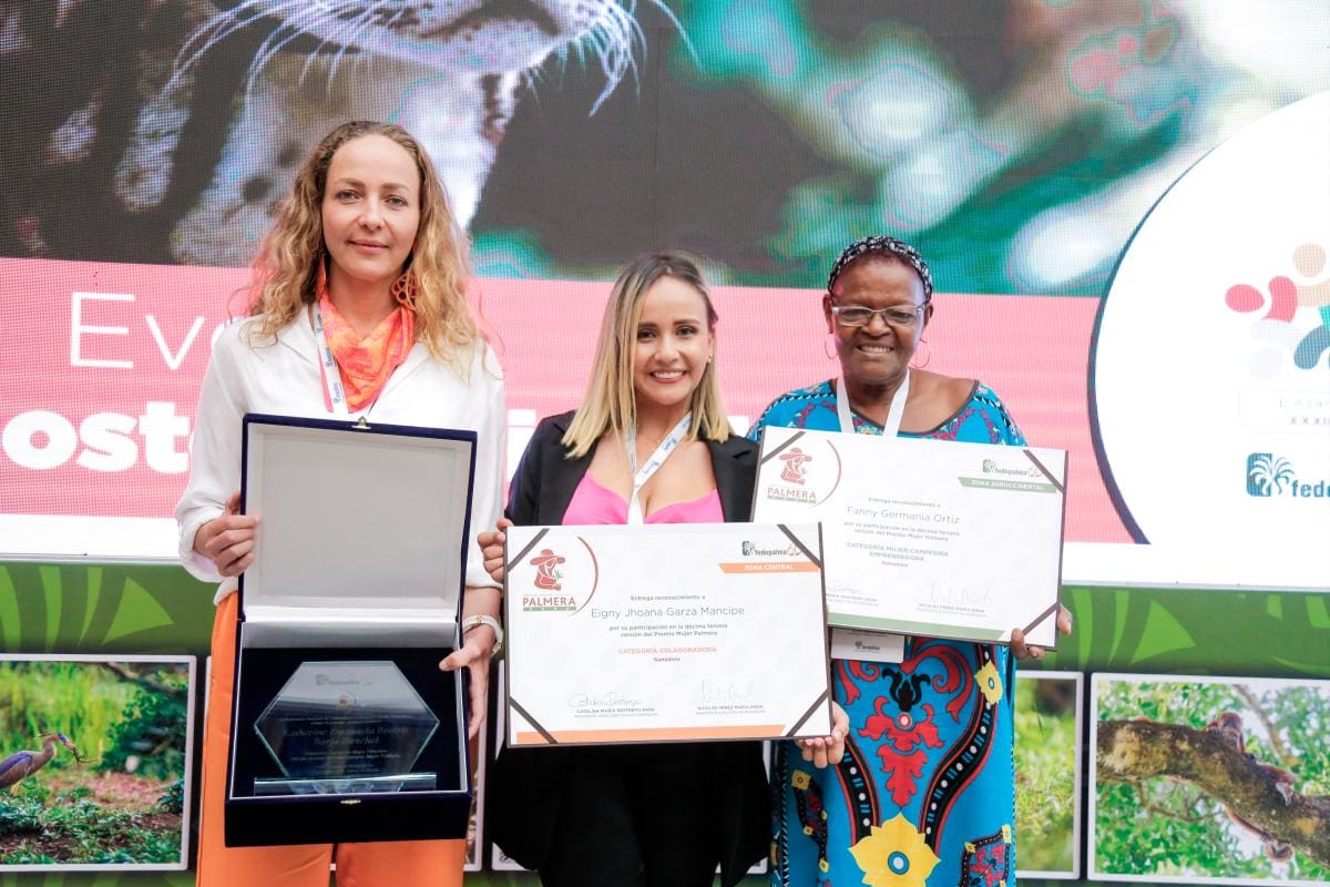 Las ganadoras del Premio Mujer Palmera 2022 en sus tres categorías: de izquierda a derecha: Emanuela Borja Birschel (Meta), ‘Mujer Palmera Directiva; Eigny Johana Garza (Tibú, Norte de Santander), “Mujer Palmera Colaboradora” y Fanny Germania Ortiz (Tumaco, Nariño), ‘Mujer Palmera Emprendedora. // CORTESÍA - FEDEPALMA
