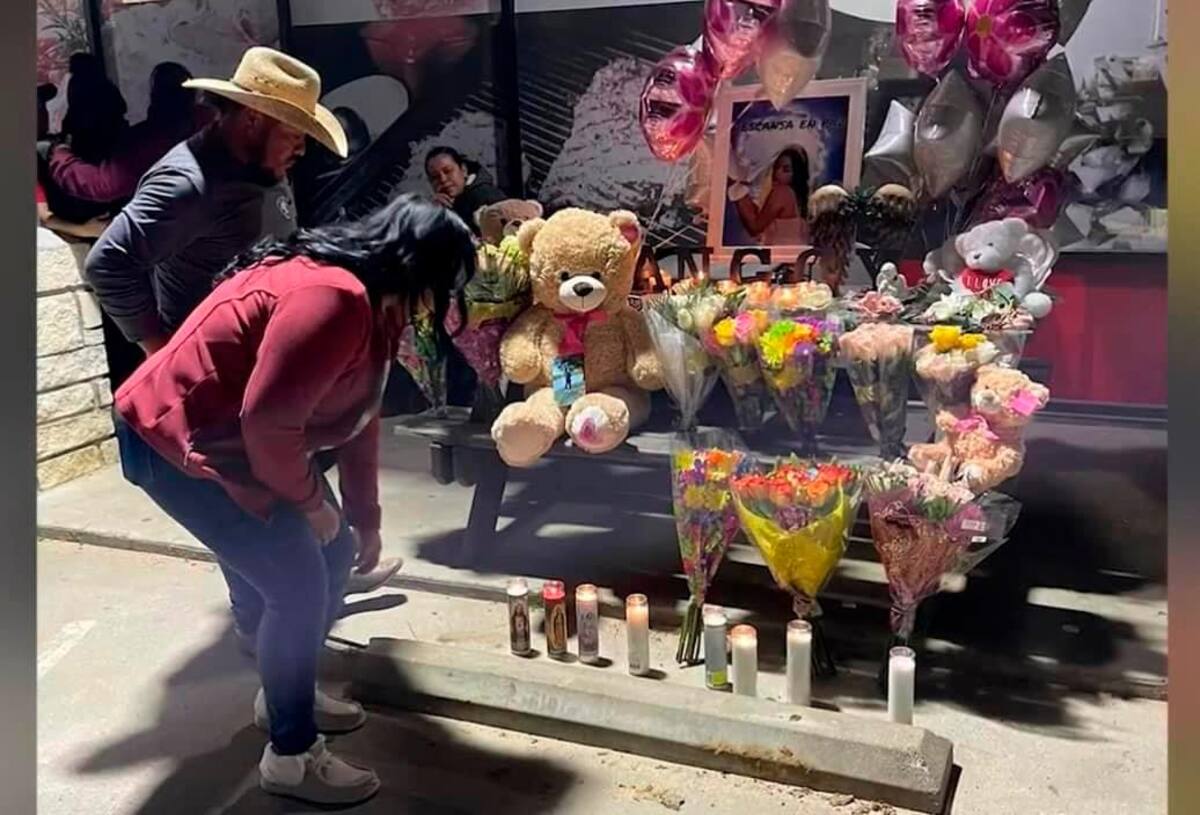 Altar con flores en honor de Anngy Díaz.