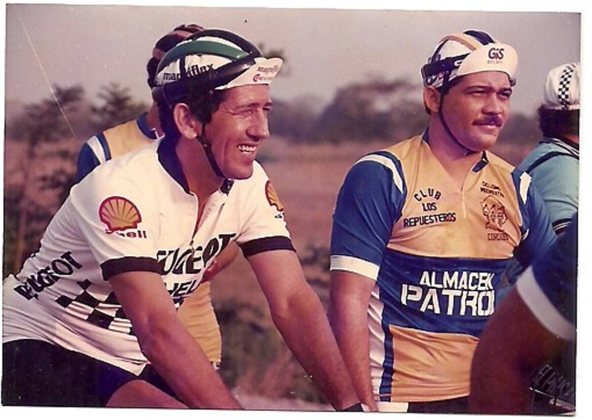 Augusto Moncada, corredor de ciclismo e impulsor de ese deporte (derecha en la foto), es homenajeado hoy en el municipio de Sahagún.