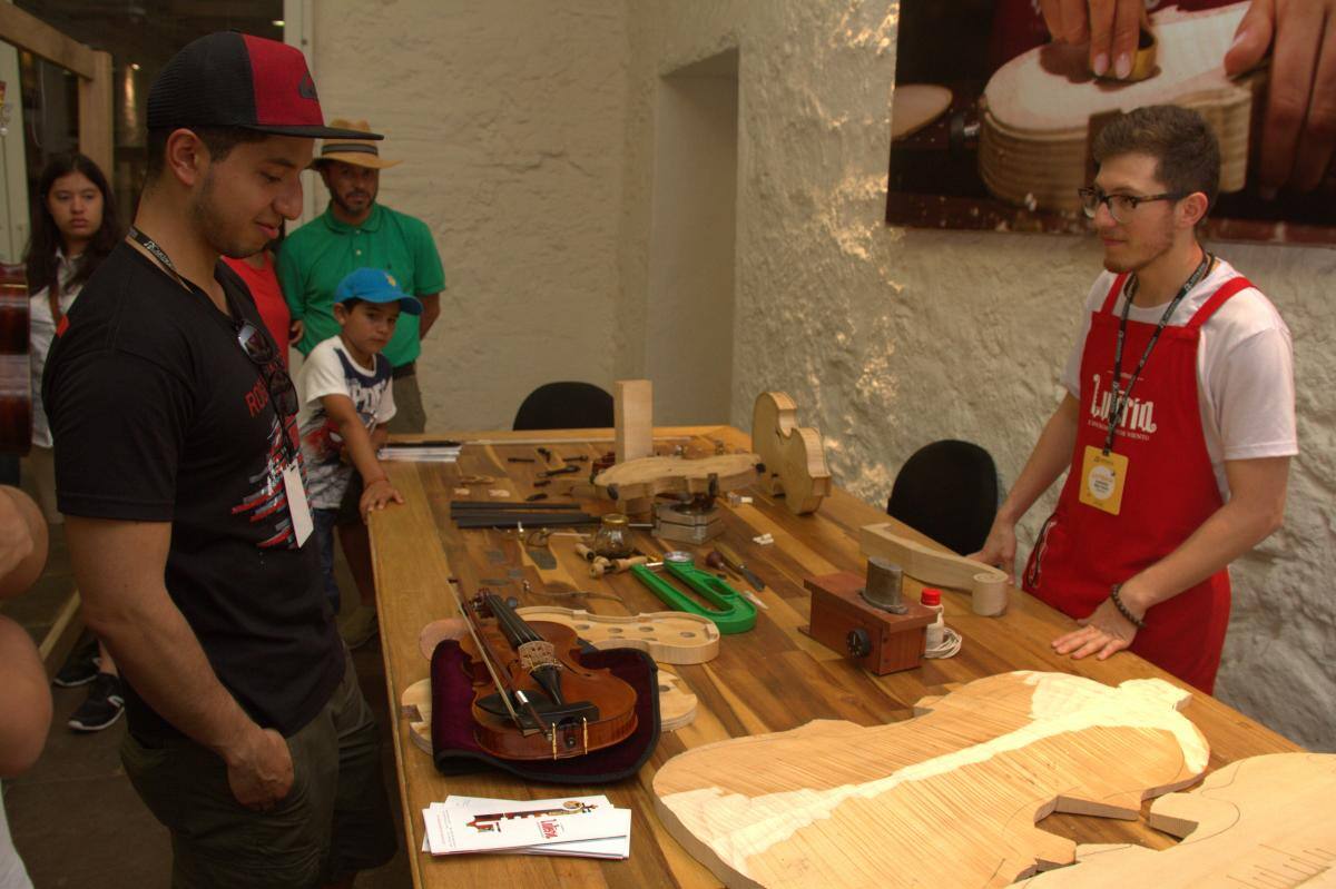 La exposición de instrumentos musicales italianos que presenta el Cartagena XIII Festival Internacional de Música es posible gracias a la Agencia Italiana para el Comercio Exterior (ITA). // Luis Herran