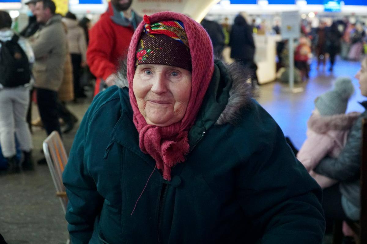 Una anciana ucraniana desplazada por la guerra con Rusia.