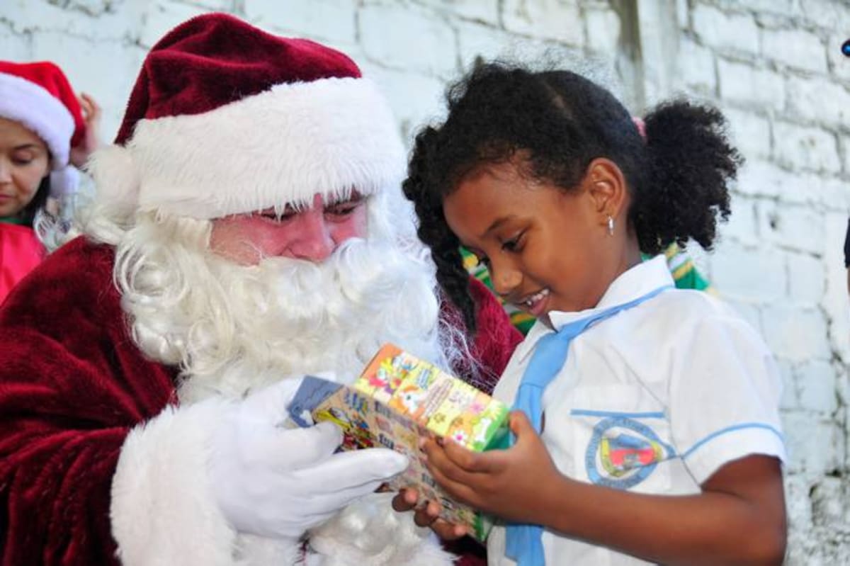 Papa Noel se bajó del crucero y llevó felicidad a los niños del norte de Cartagena. CORTESÍA
