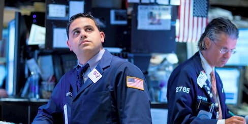 Wall Street abre con caída luego de degradación de S & P